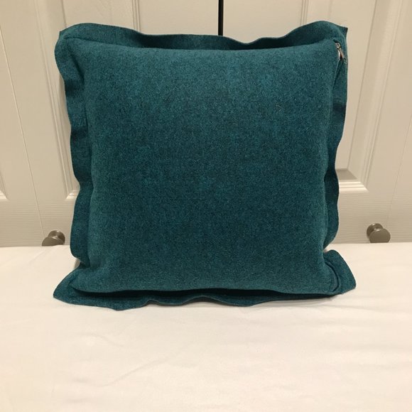 Beautiful Felt Pillow cover with flower details - Picture 5 of 6